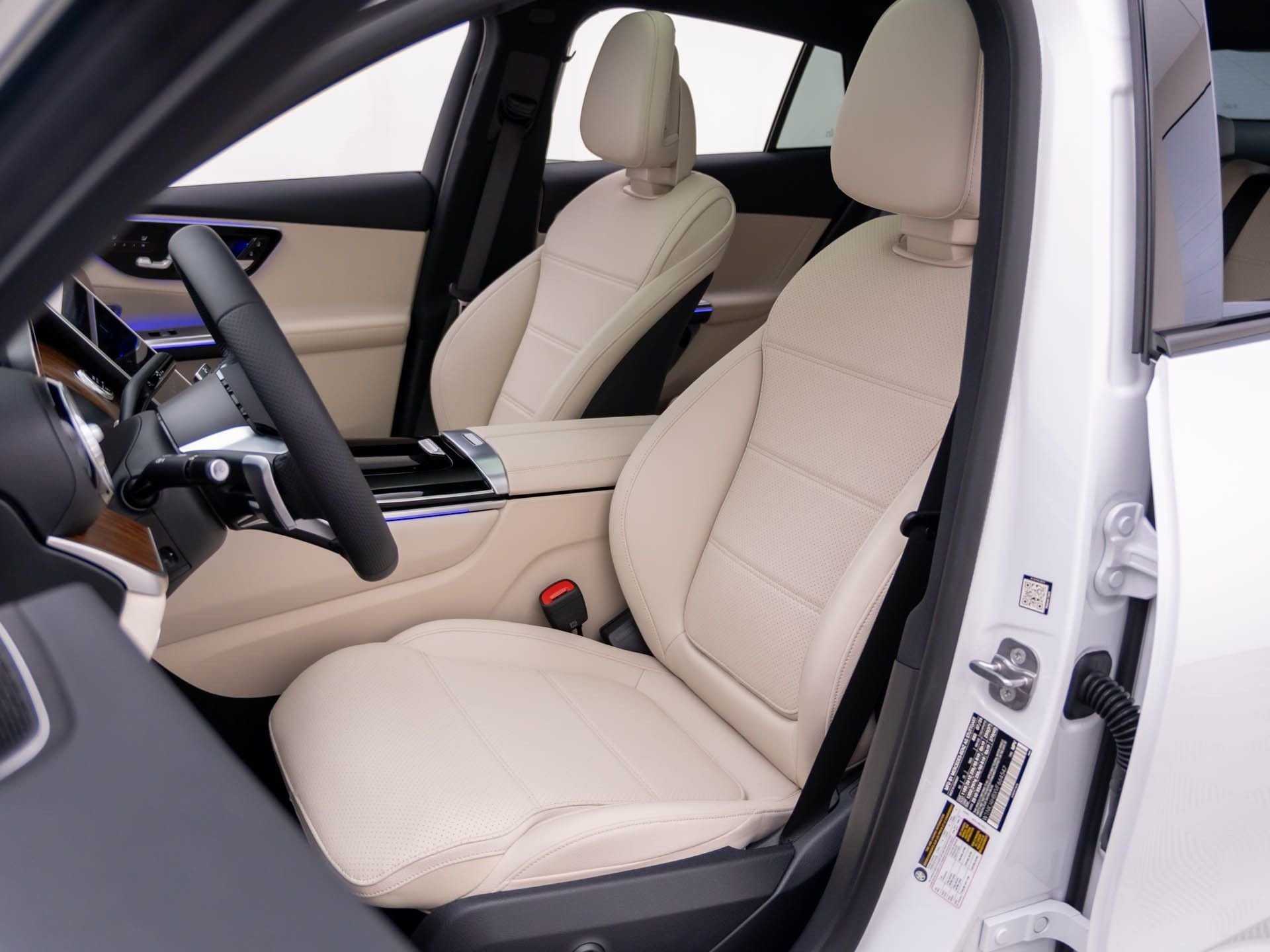 New 2027 MANUFAKTUR Moonlight White Metallic Mercedes-Benz GLC 300 Coupe image 18