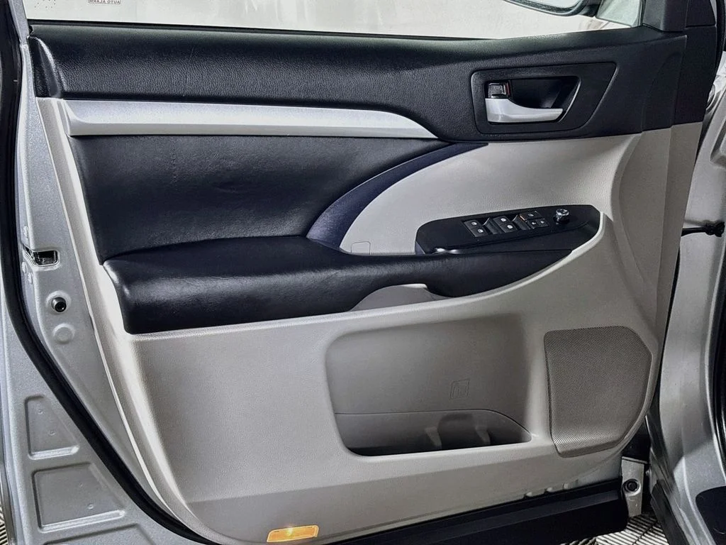 Used 2018 Silver Toyota XLE image 10