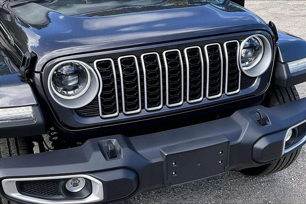Used 2025  Jeep Sahara 4xe image 34