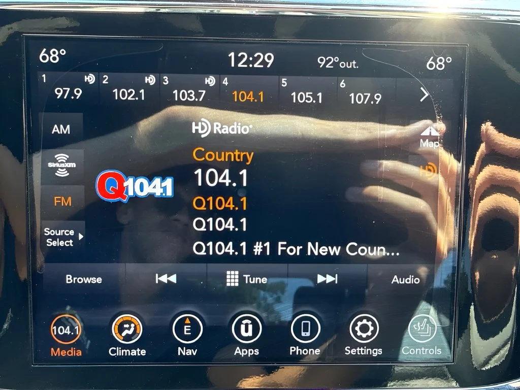 Used 2022  Jeep Limited image 27