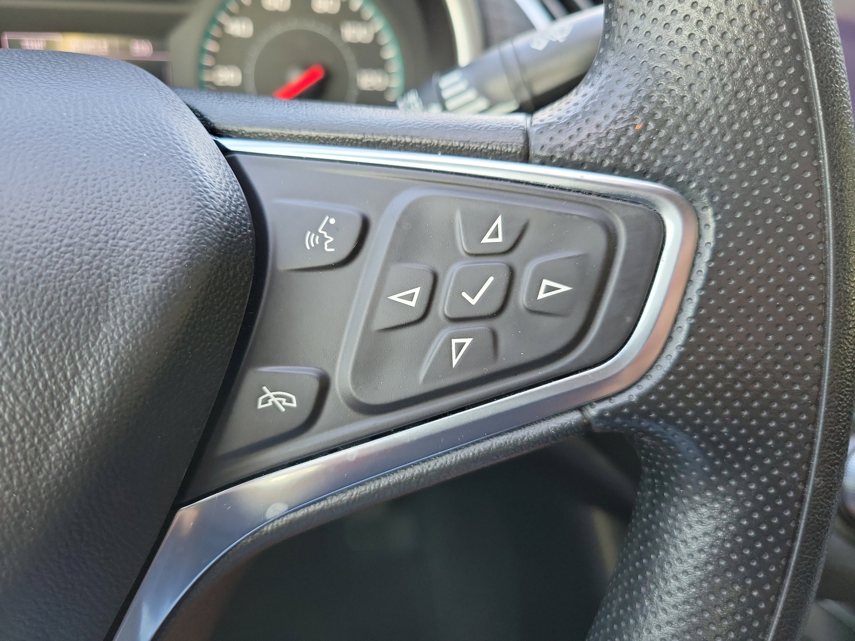 Used 2024 Summit White Chevrolet LT image 24