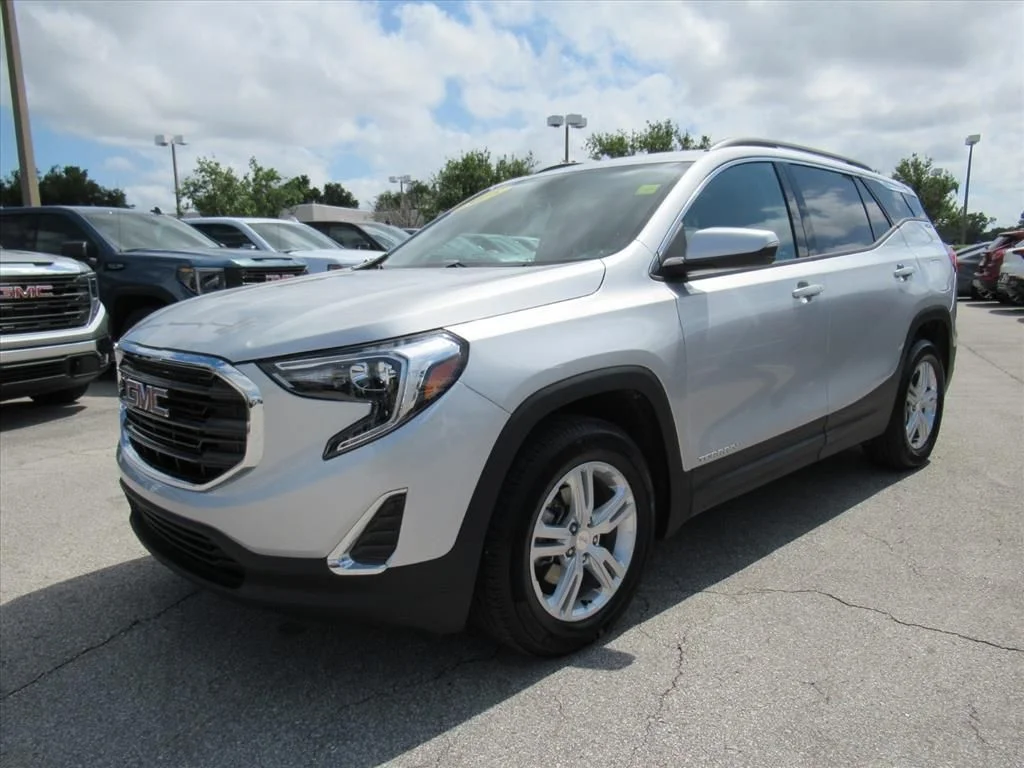 Used 2018 Silver GMC SLE image 3