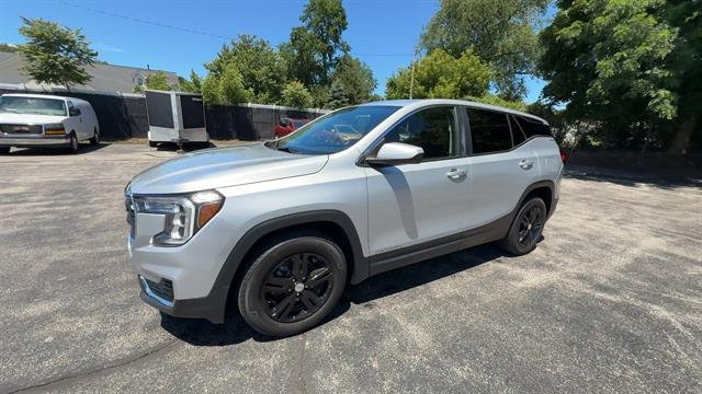 Used 2022 Quicksilver Metallic GMC SLE image 4