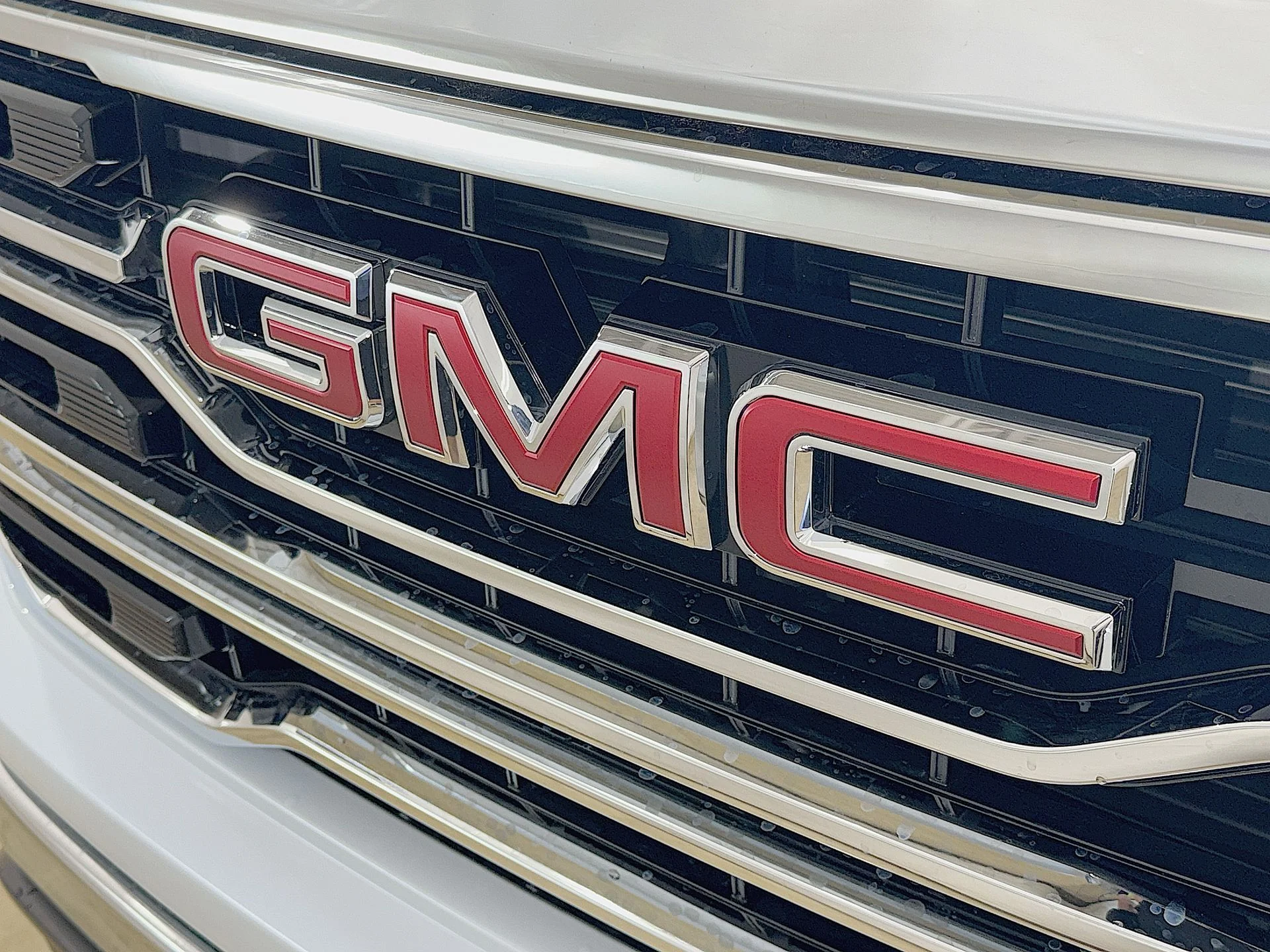 New 2026 Glacier White Tricoat GMC SLT image 31