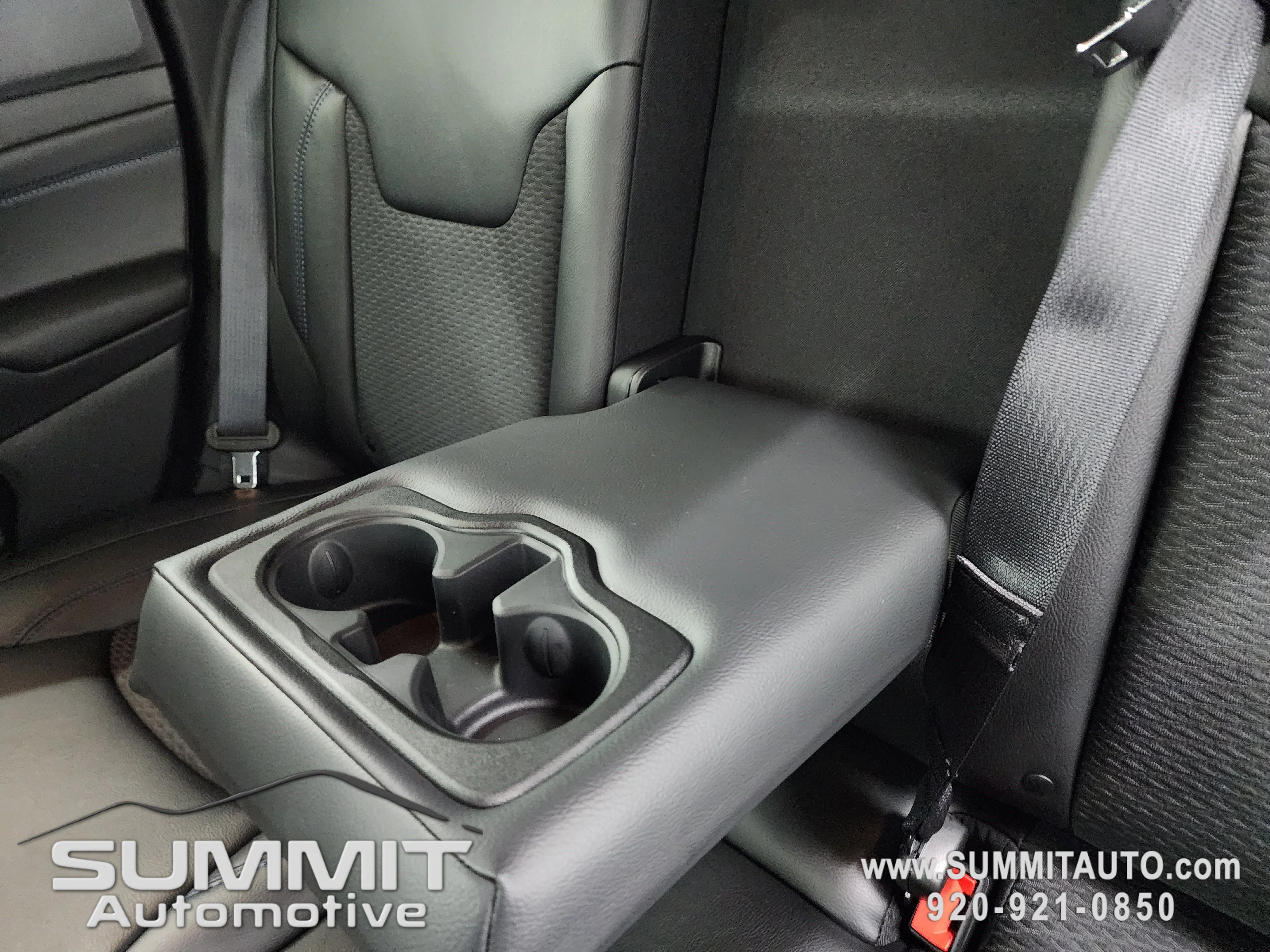 New 2026 Diamond Black Crystal Pearl-Coat Exterior Paint Jeep Latitude image 35