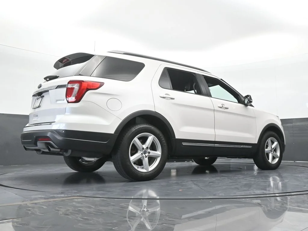 Used 2018 White Platinum Clearcoat Metallic Ford XLT image 62