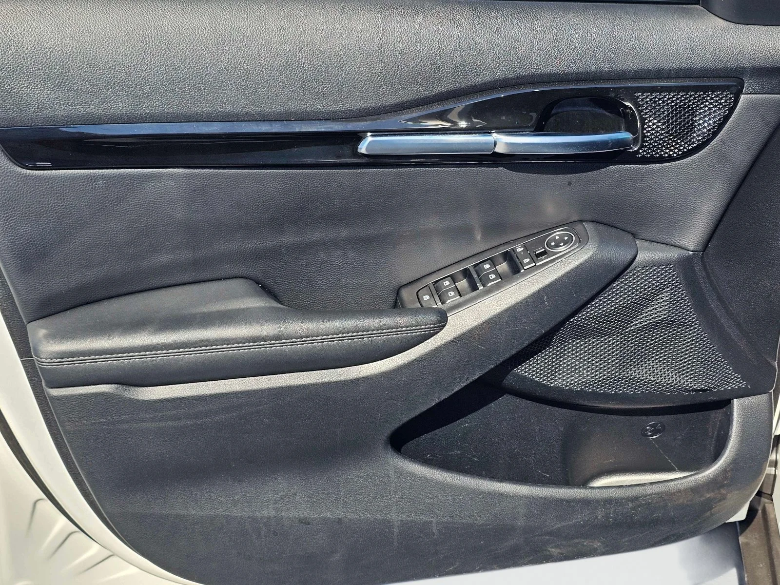 Used 2024 Clear White/Black Roof Kia S image 14