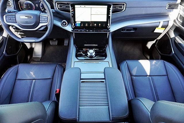 New 2026 Bright White Clear-Coat Exterior Paint Jeep Limited Altitude image 28