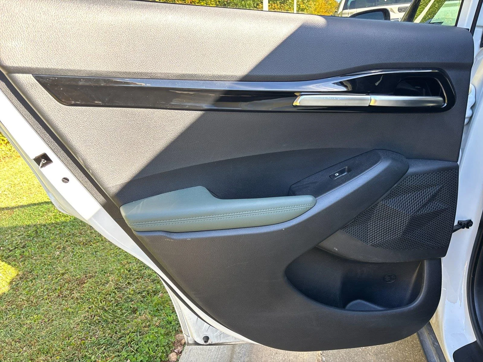 Used 2024 Snow White Pearl Kia SX image 31