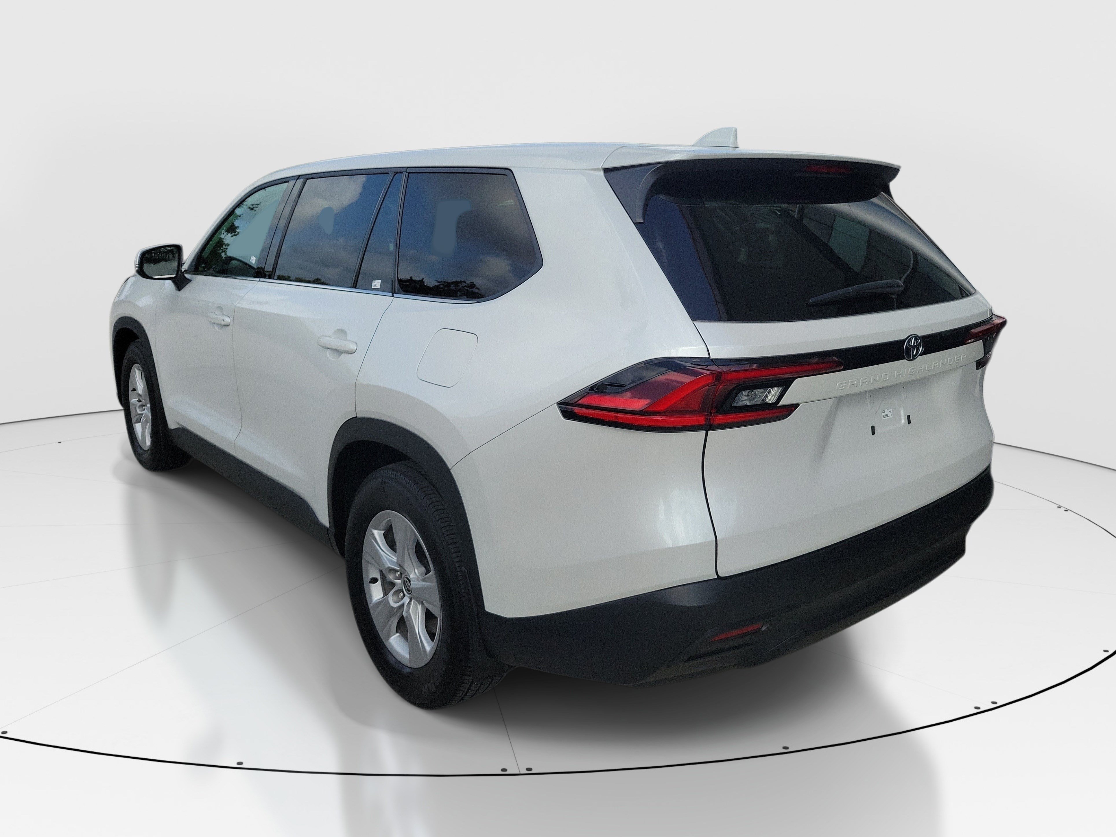 Used 2025 Pearl Toyota LE image 5