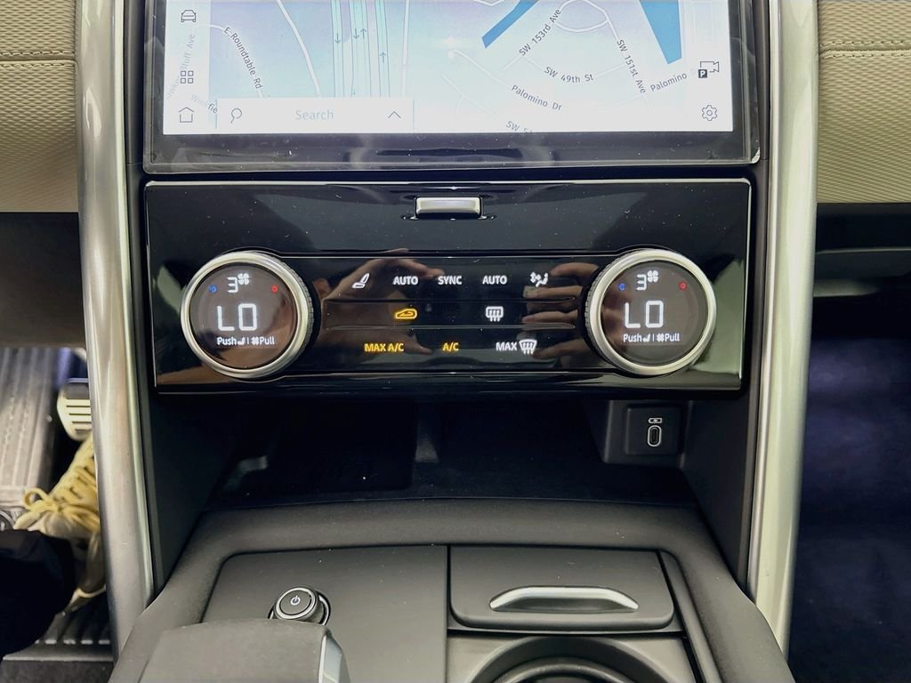 New 2026 Fuji White Land Rover Dynamic SE image 16