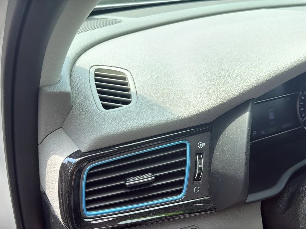 Used 2019 White Kia EX image 32