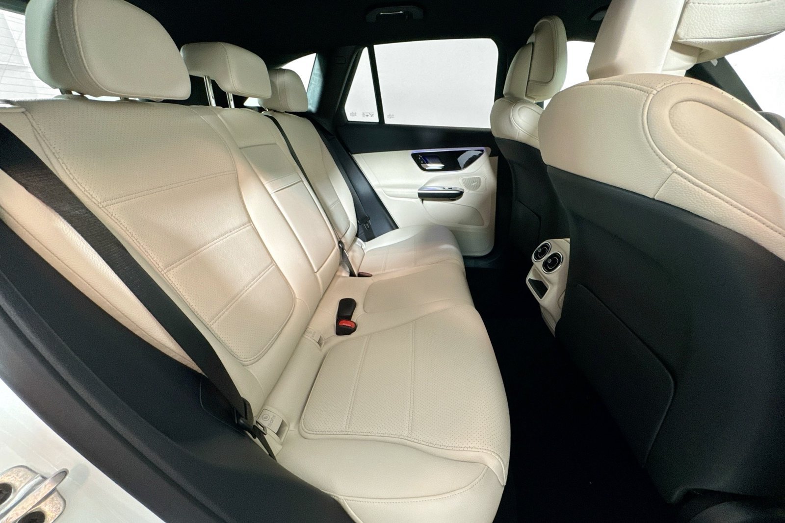 New 2026 Polar White Mercedes-Benz GLC 300 image 24