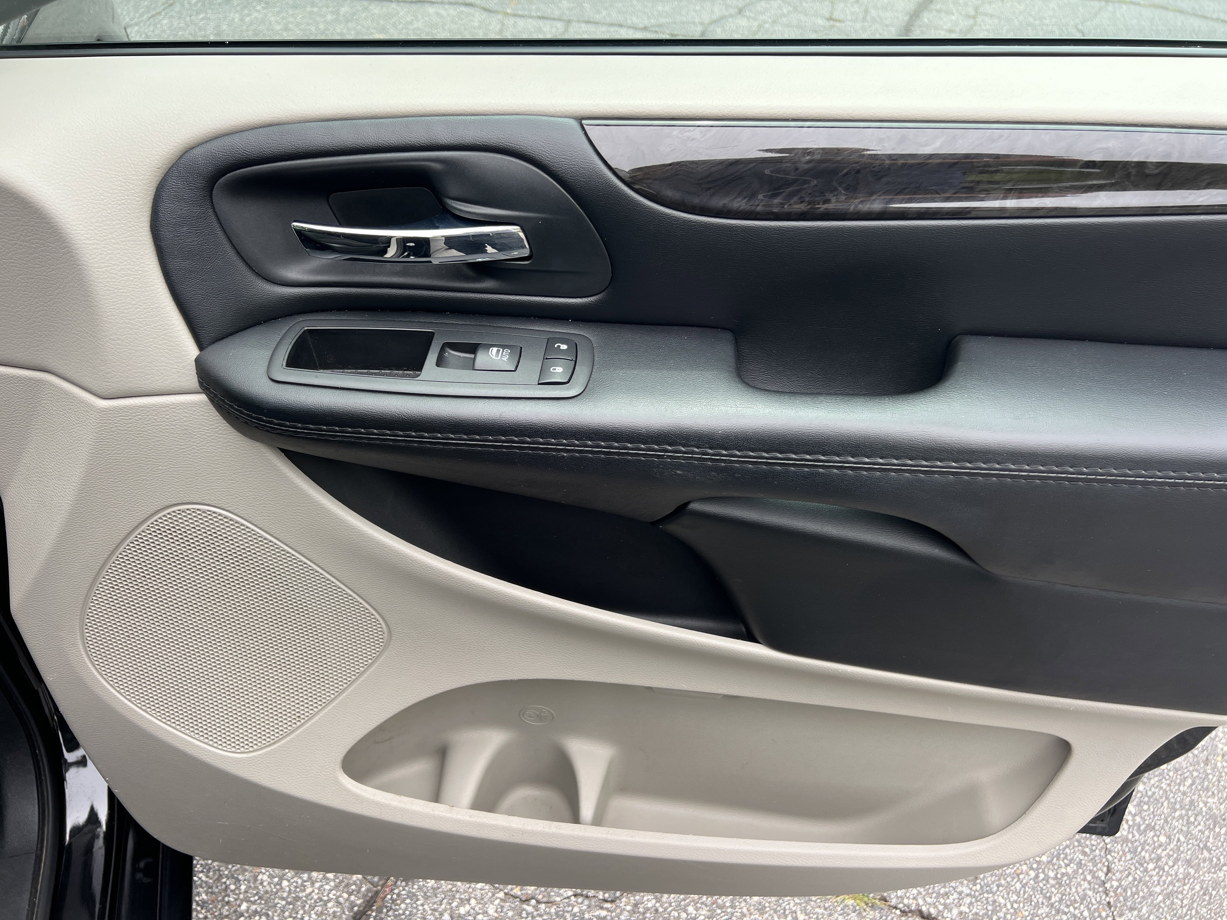 Used 2019 Black Onyx Crystal Pearlcoat Dodge SE image 15