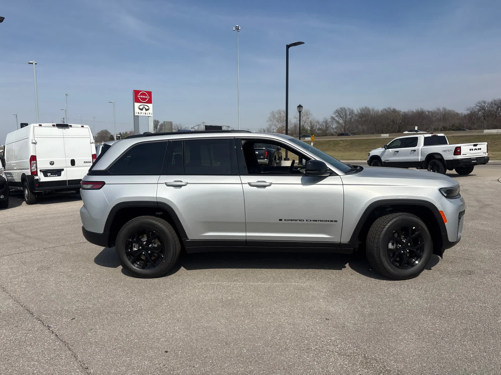 New 2026 Silver Zynith Jeep Laredo Altitude image 10