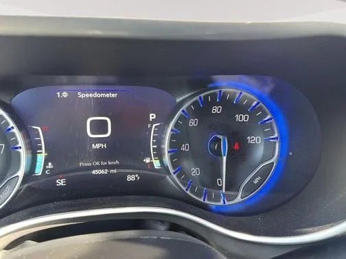 Used 2025 Diamond Black Chrysler Select image 19