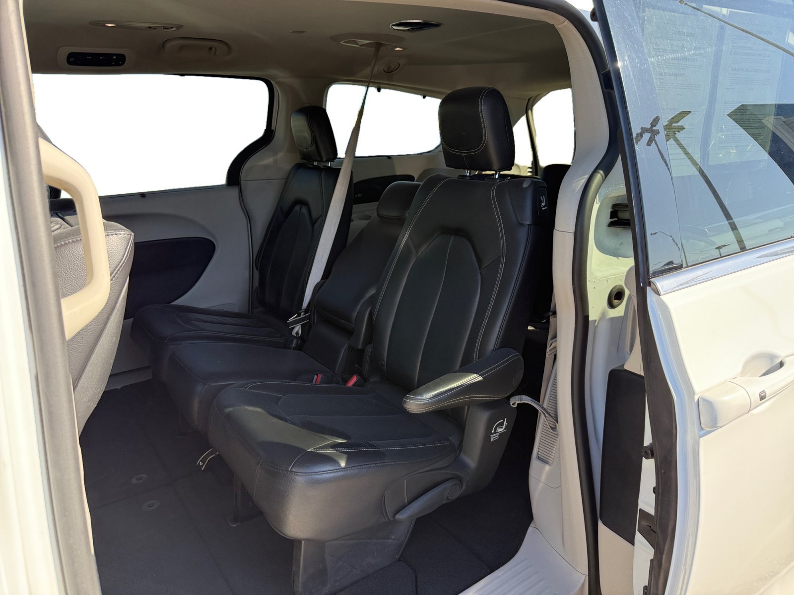 Used 2022 Bright White Clearcoat Chrysler Touring L image 16