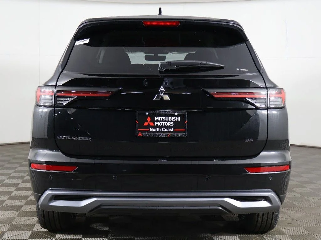New 2026 Black Mitsubishi SE image 13
