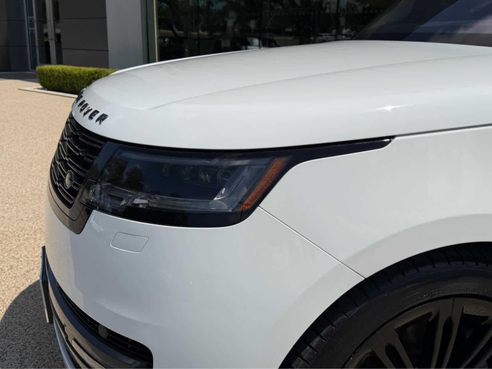 Used 2023 Fuji White Land Rover SE image 10