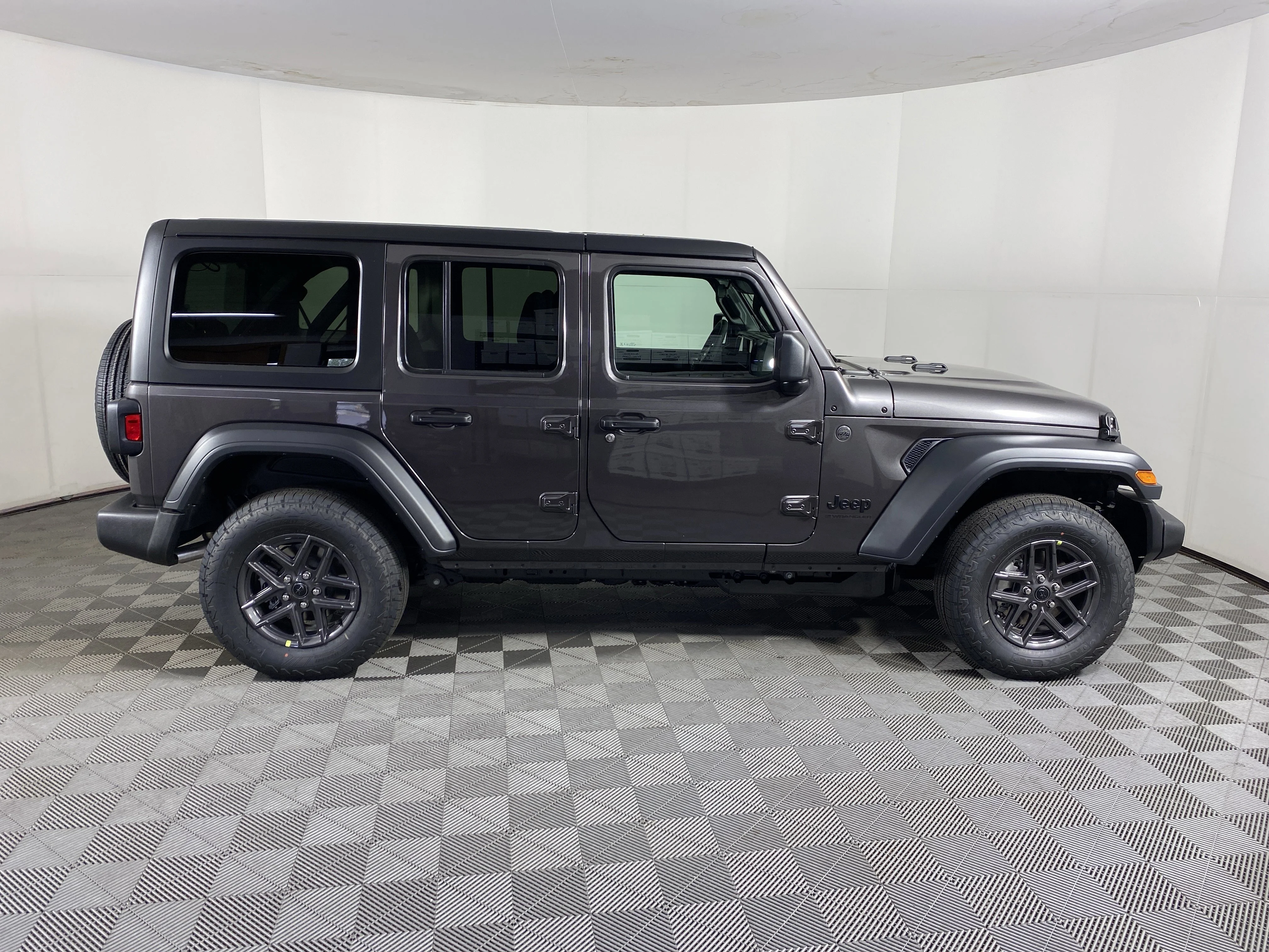 New 2026 Granite Crystal Metallic Clear-Coat Exterior Paint Jeep Sport S image 5