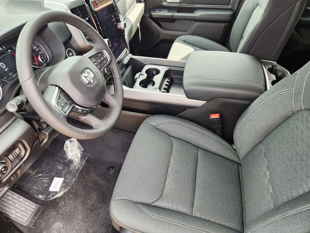 New 2026 Diamond Black Crystal Pearl-Coat Exterior Paint RAM Big Horn/Lone Star image 9