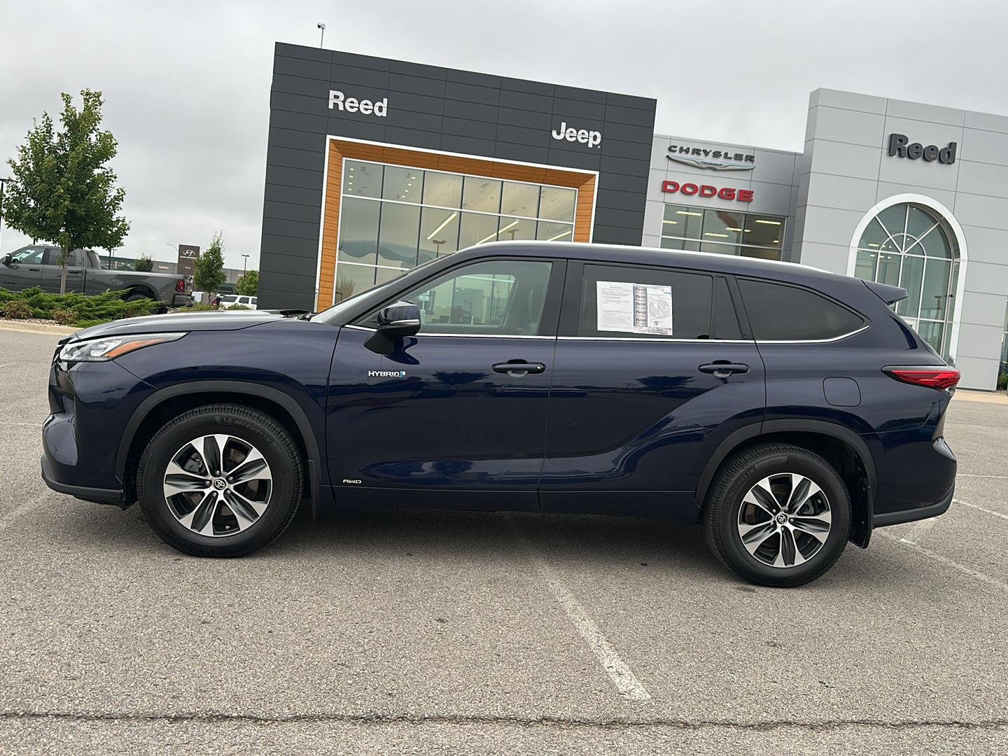 Used 2020 Toyota Highlander XLE with VIN 5TDHBRCHXLS512868 for sale in Kansas City