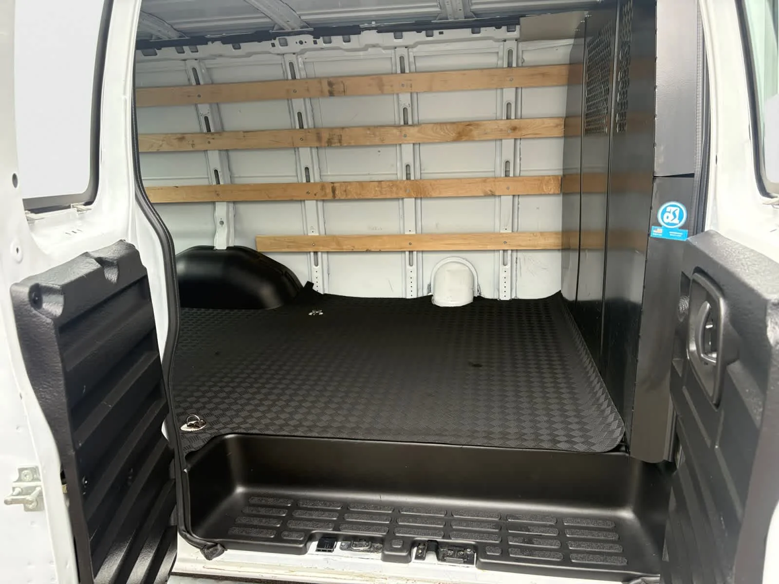 Used 2024 Summit White GMC  image 17