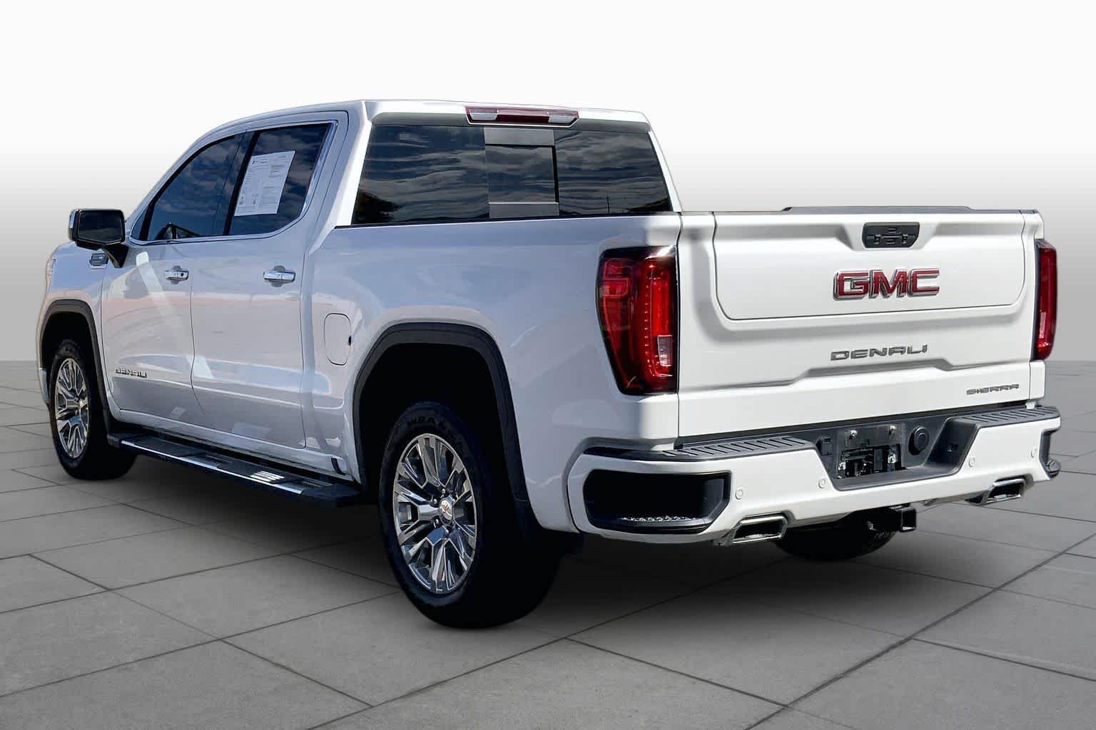 Used 2021 White Frost Tricoat GMC Denali image 11