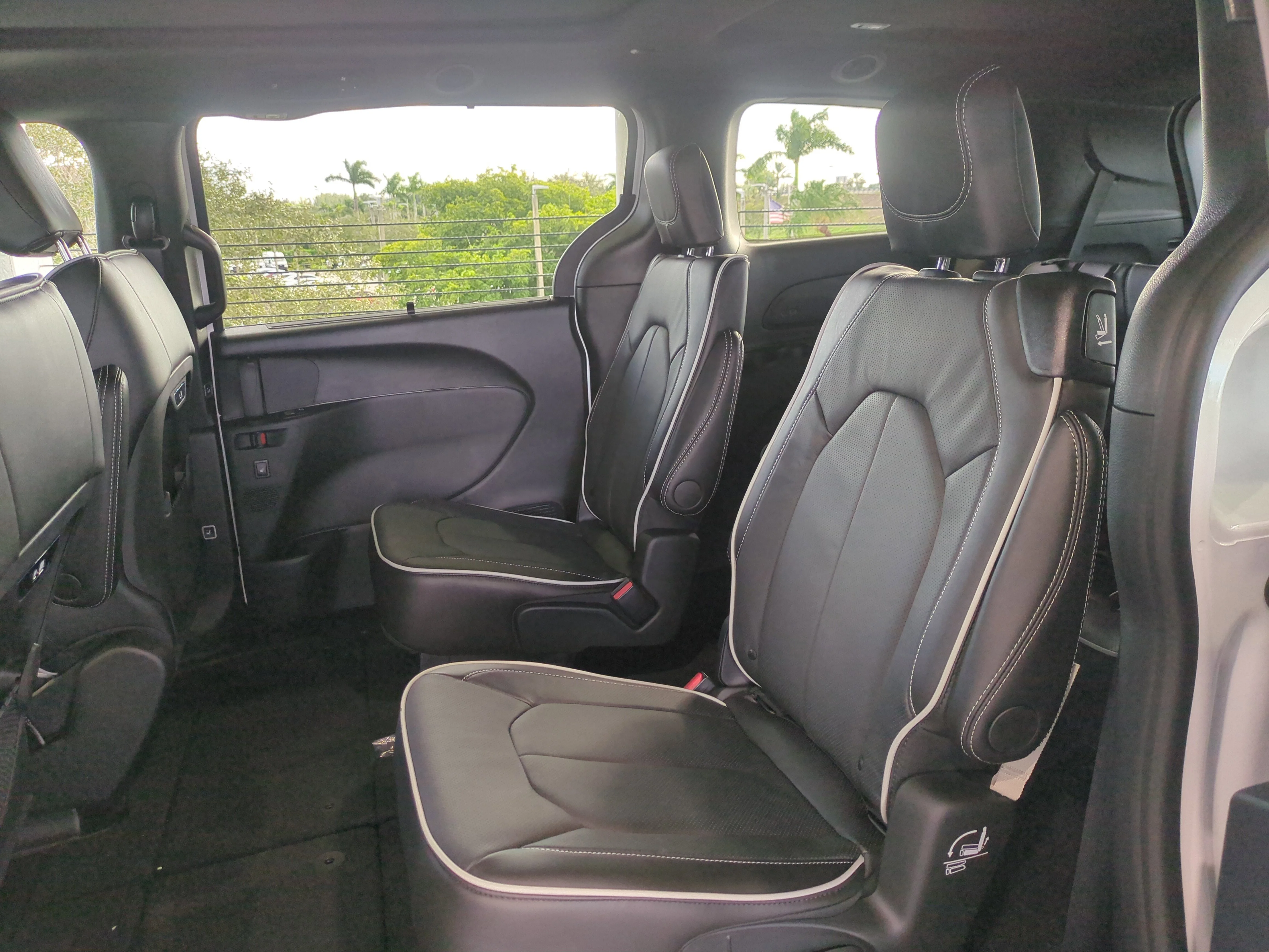 New 2026 Bright White Clear-Coat Exterior Paint Chrysler Limited image 14