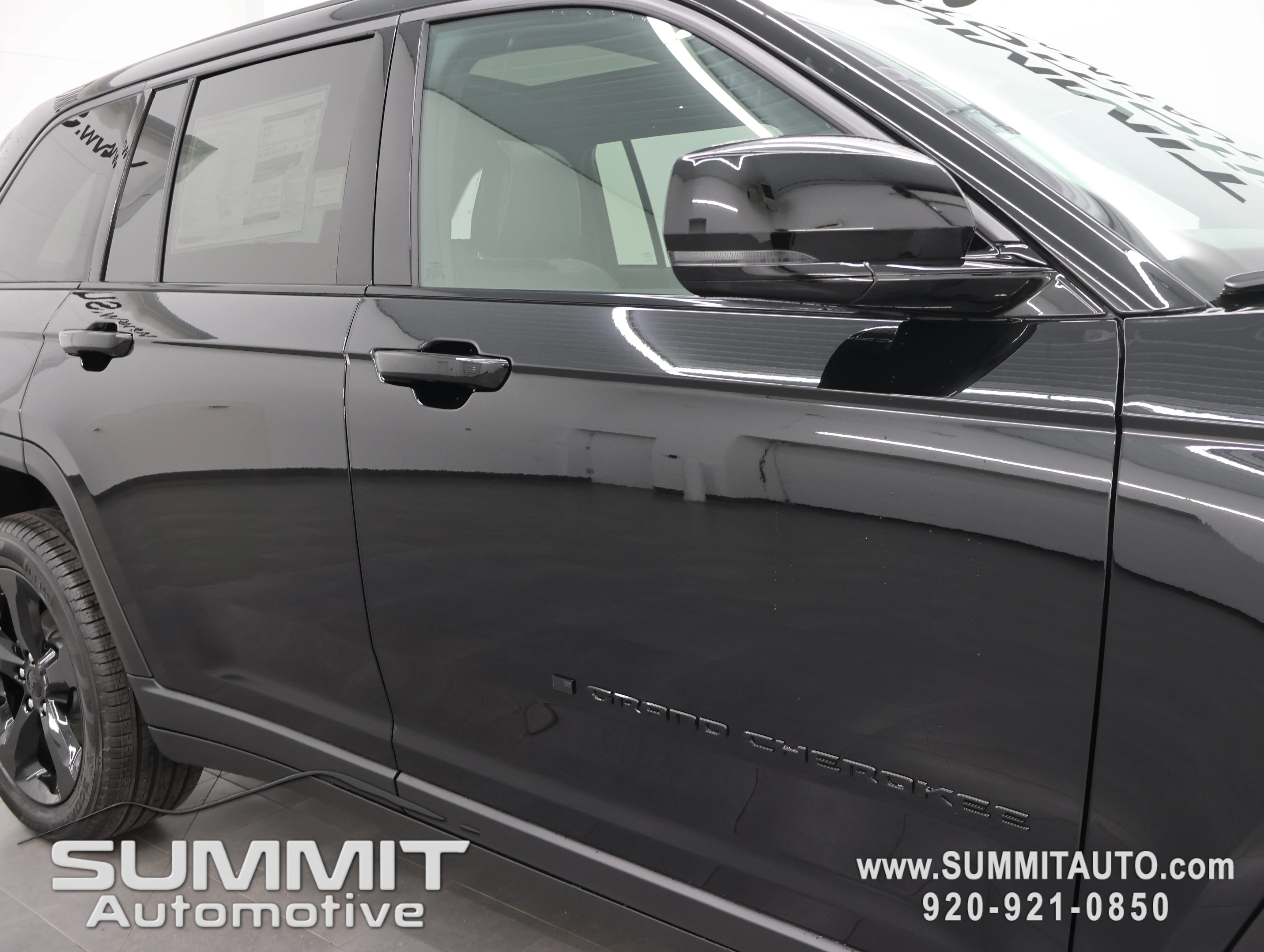 New 2026 Diamond Black Crystal Pearlcoat Jeep Limited image 26