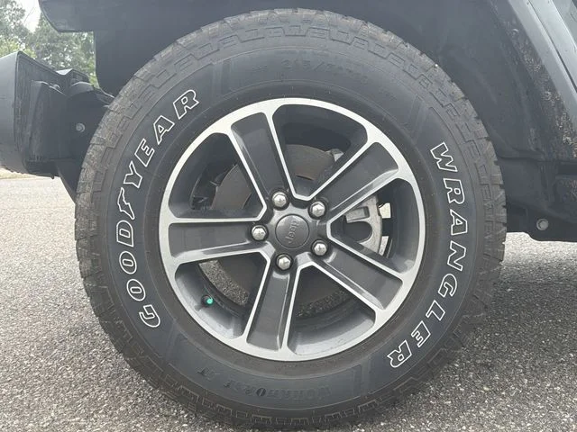 Used 2023 Black Jeep Sahara image 10