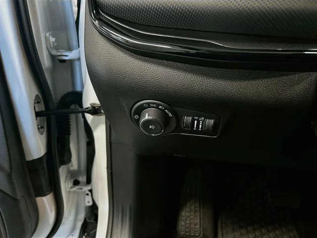 Used 2025 White Jeep Latitude image 34