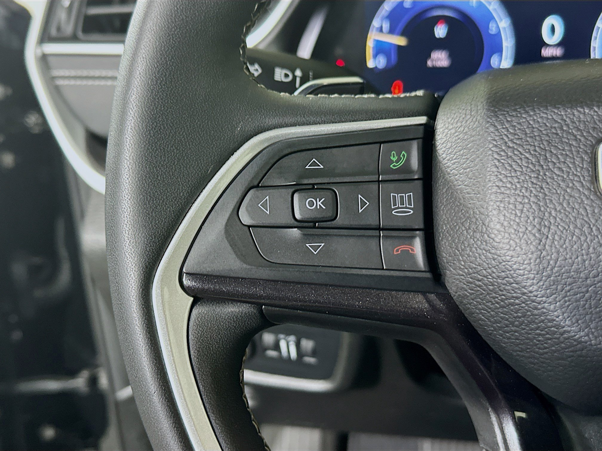 Used 2023 Diamond Black Crystal Pearlcoat Jeep Altitude image 16