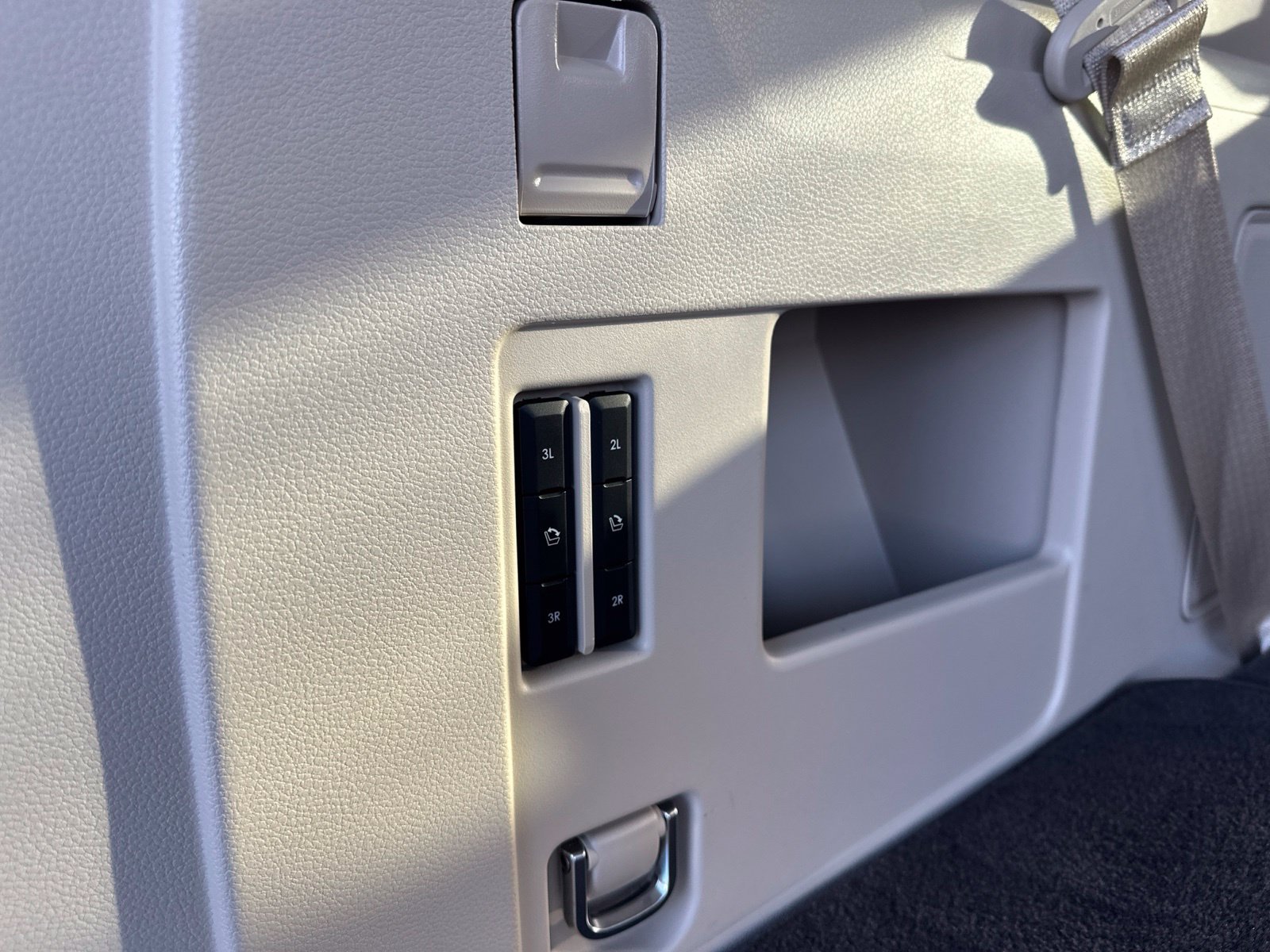 Used 2019 White Lincoln Reserve image 36