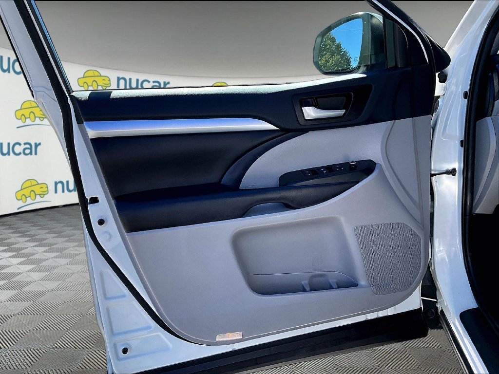 Used 2019 Blizzard Pearl Toyota XLE image 9