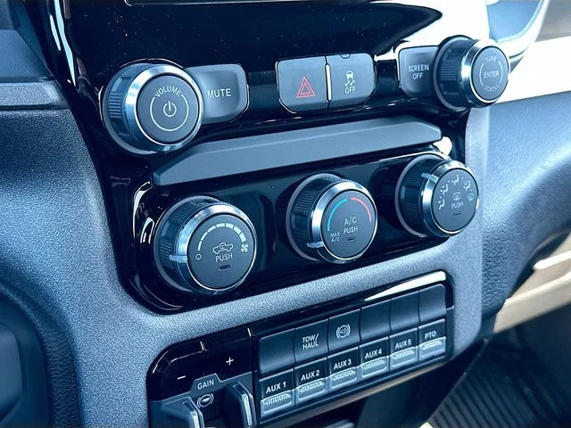 2026 RAM 3500 Chassis Tradesman - Photo 9