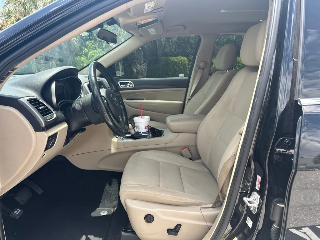 Used 2020 Diamond Black Jeep Laredo E image 24