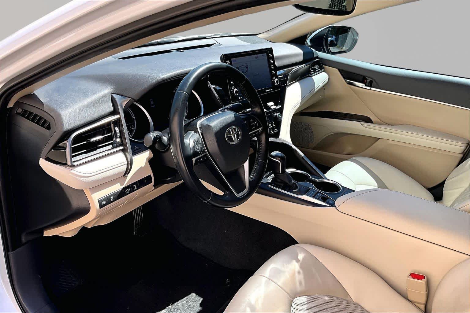 Used 2021 Wind Chill Pearl Toyota Hybrid XLE image 18