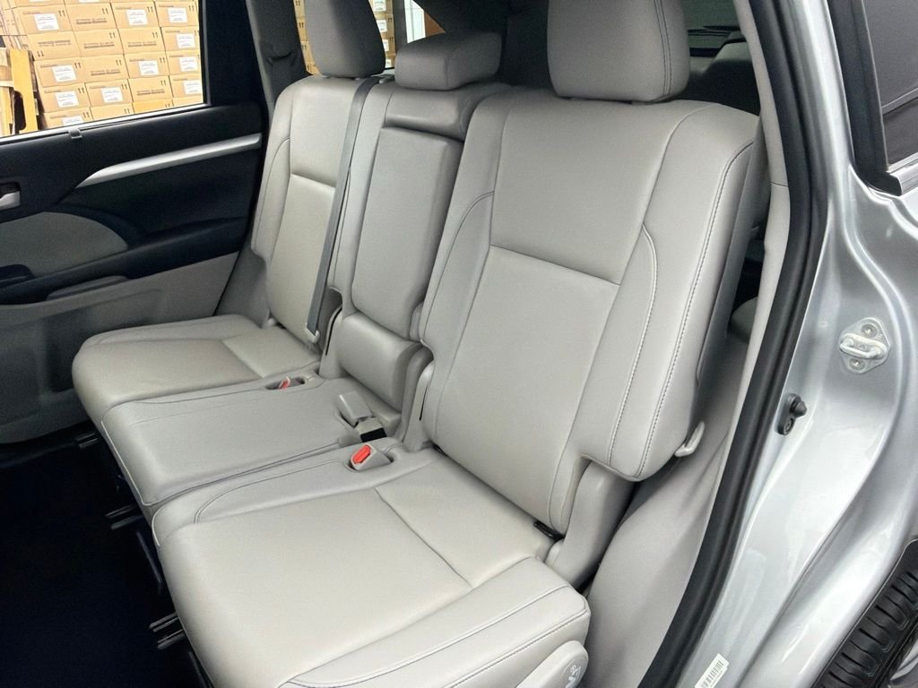 Used 2019 Silver Toyota XLE image 21