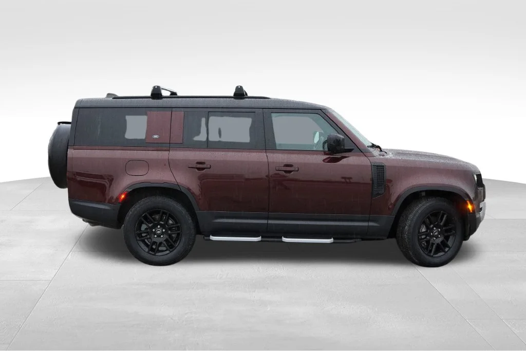 Used 2023  Land Rover SE image 3