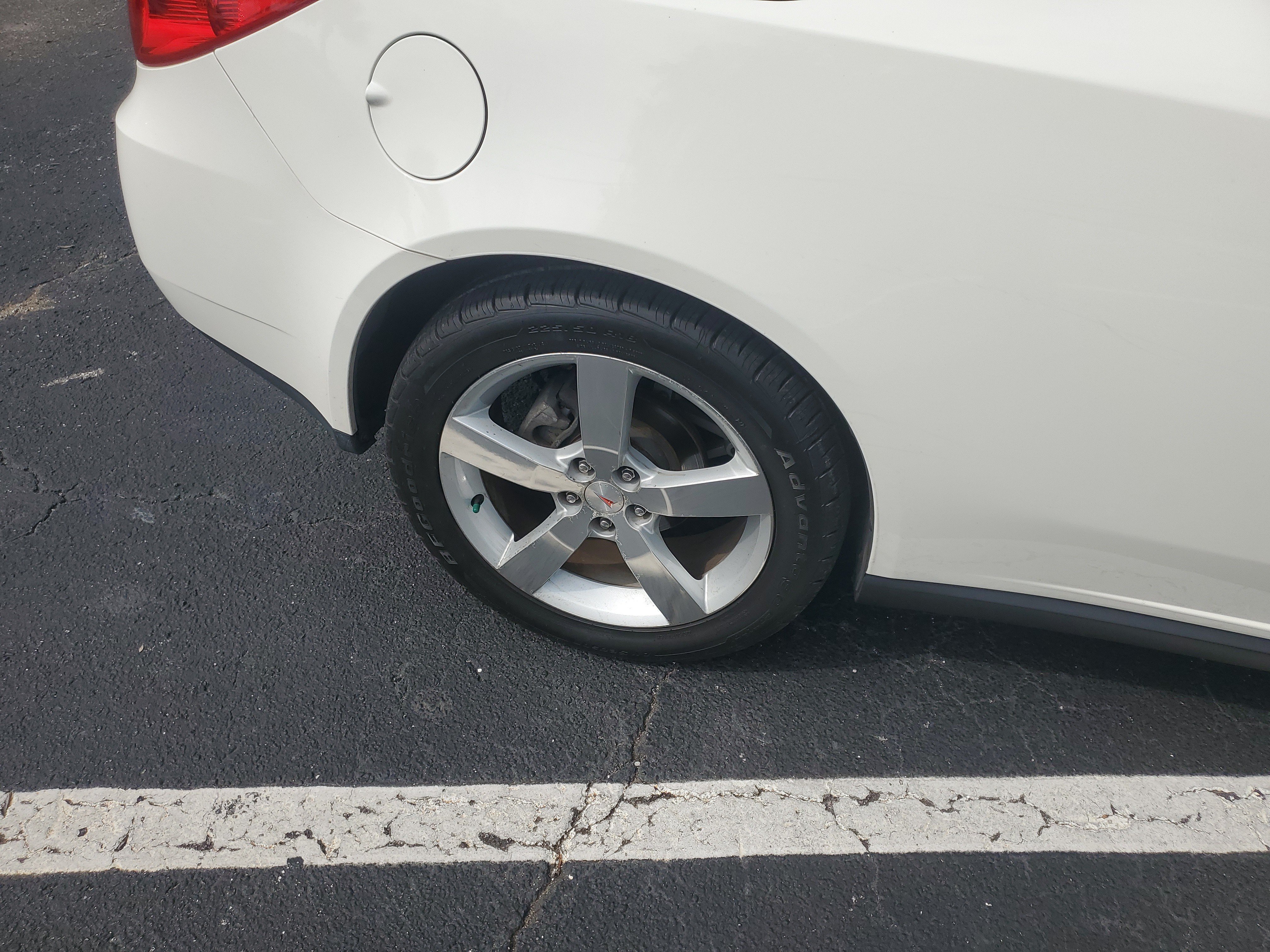Used 2007 Ivory White Pontiac GT image 3