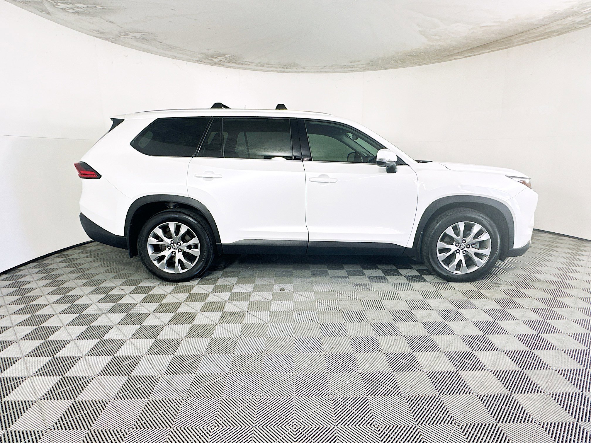 2025 Toyota Grand thumbnail 4