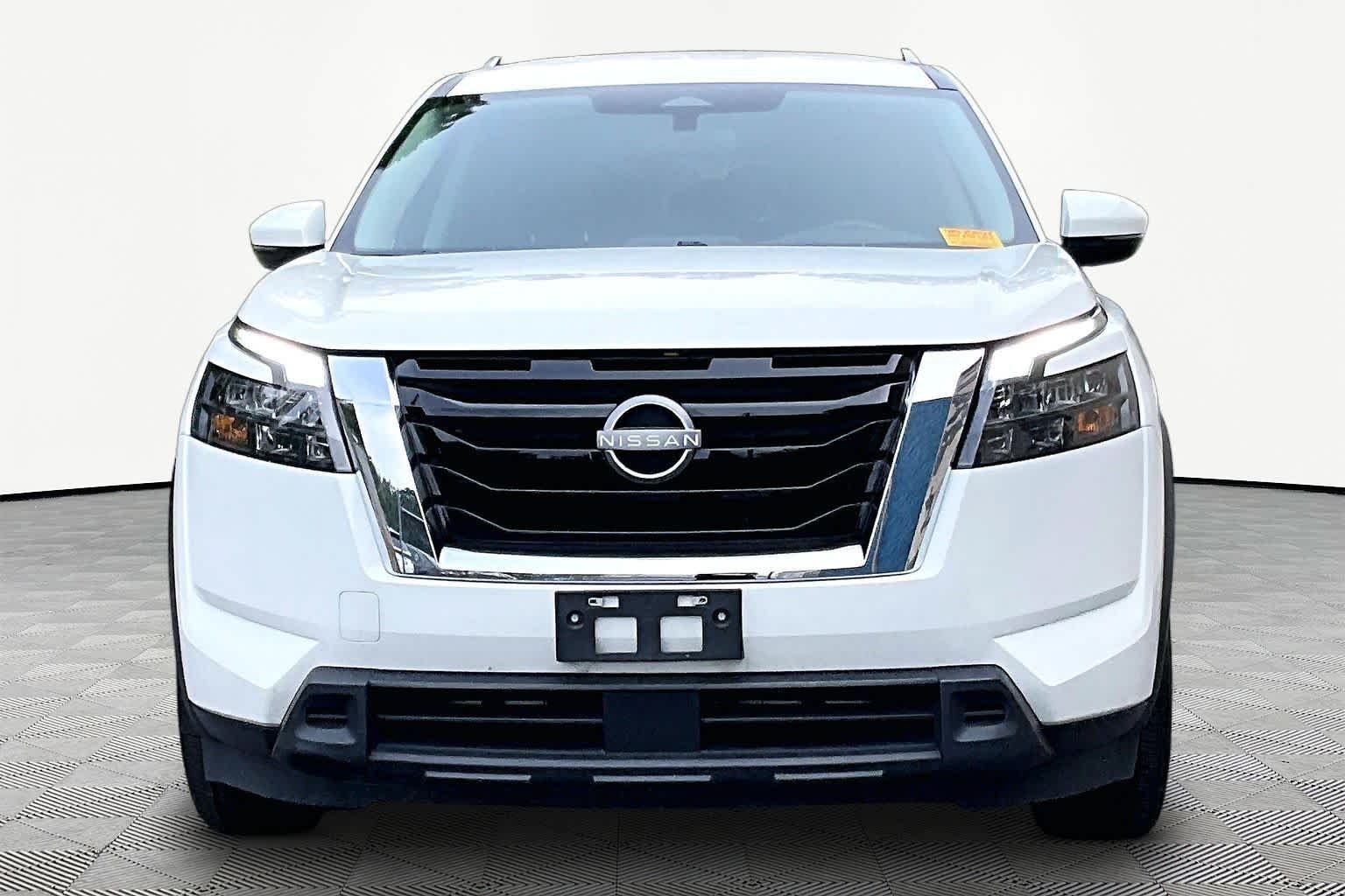 Used 2025 Glacier White Nissan SV image 4