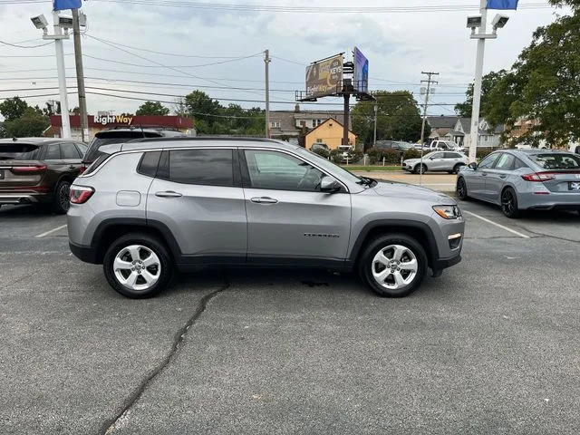 Used 2019 Silver Jeep Latitude image 11