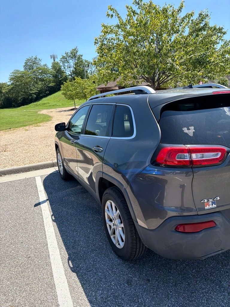 Used 2015 Gray Jeep Latitude image 3
