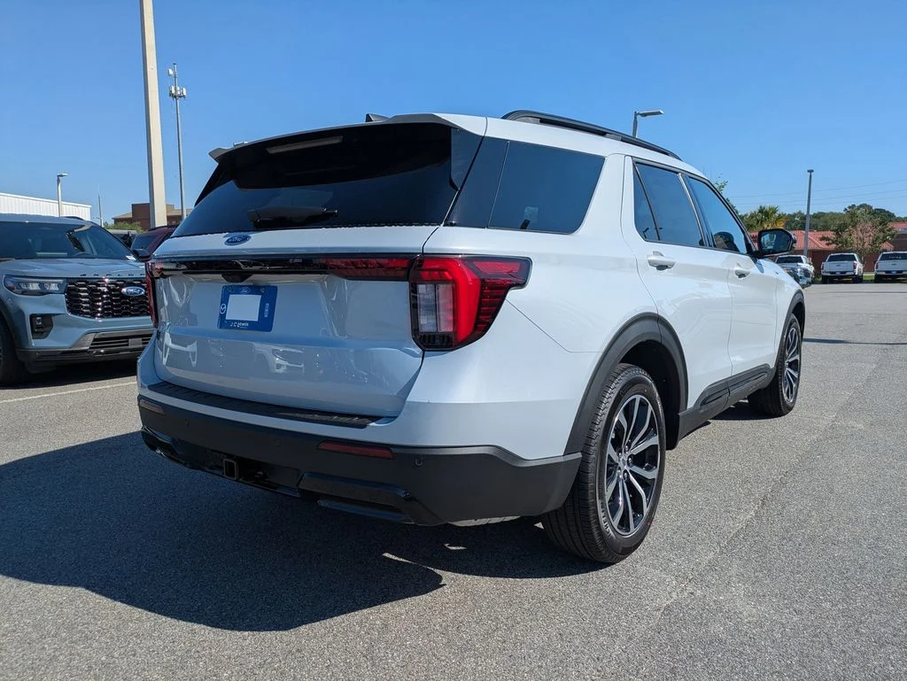 New 2026 Space White Metallic Ford ST-Line image 4