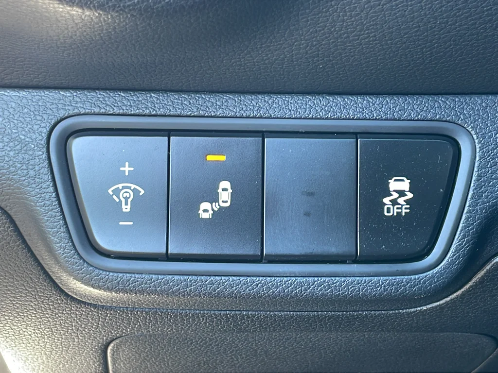 Used 2023 White Kia GT image 29
