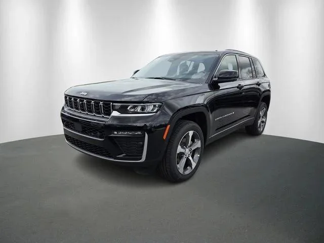 New 2026 Diamond Black Crystal Pearl-Coat Exterior Paint Jeep Limited image 2