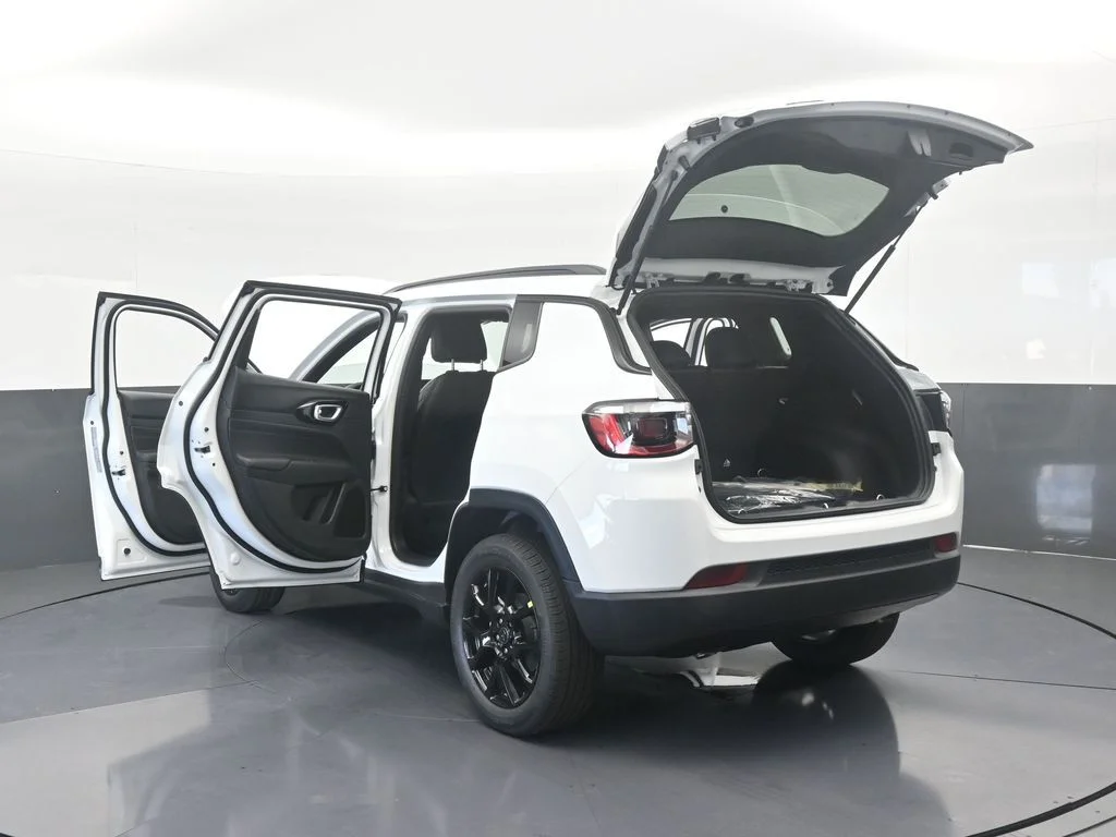 New 2026 Bright White Clear-Coat Exterior Paint Jeep Latitude image 68