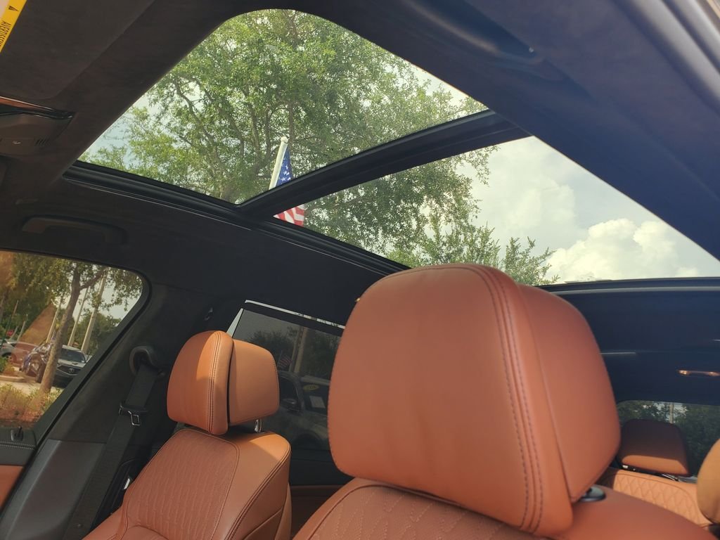 Used 2025 Green BMW M60i image 18